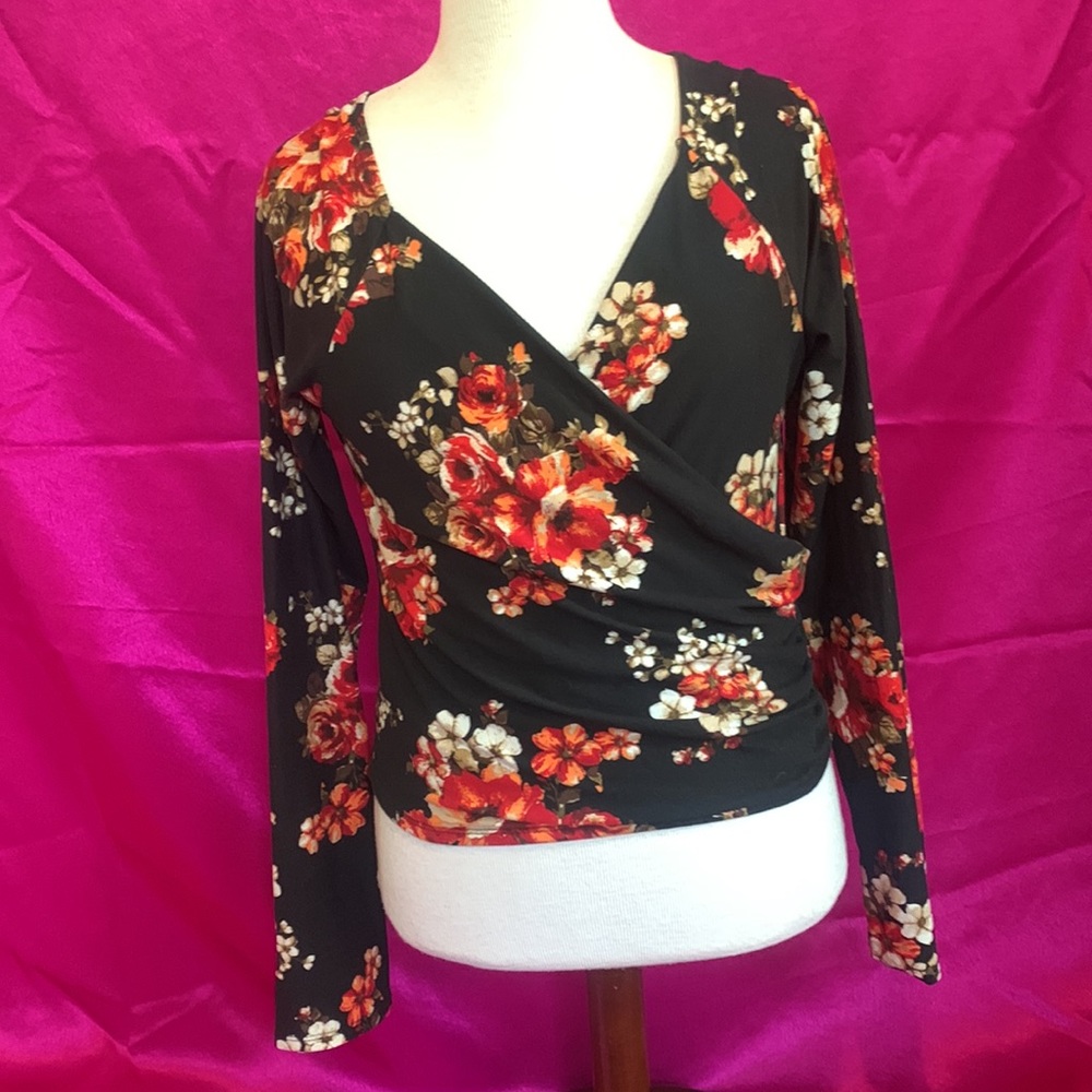 Beautiful floral black cross top, size L, by: UB2